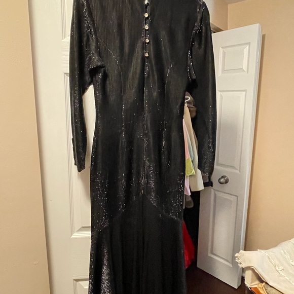 Beautiful long black 20s style dress. Designer is Zakura from Holt Renfrews - Picture 2 of 7
